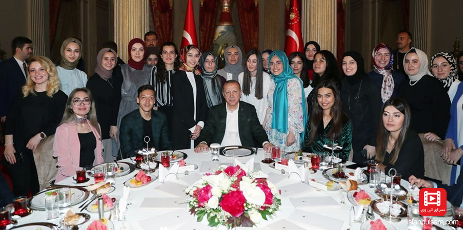 اوزیل در مراسم افطاری اردوغان